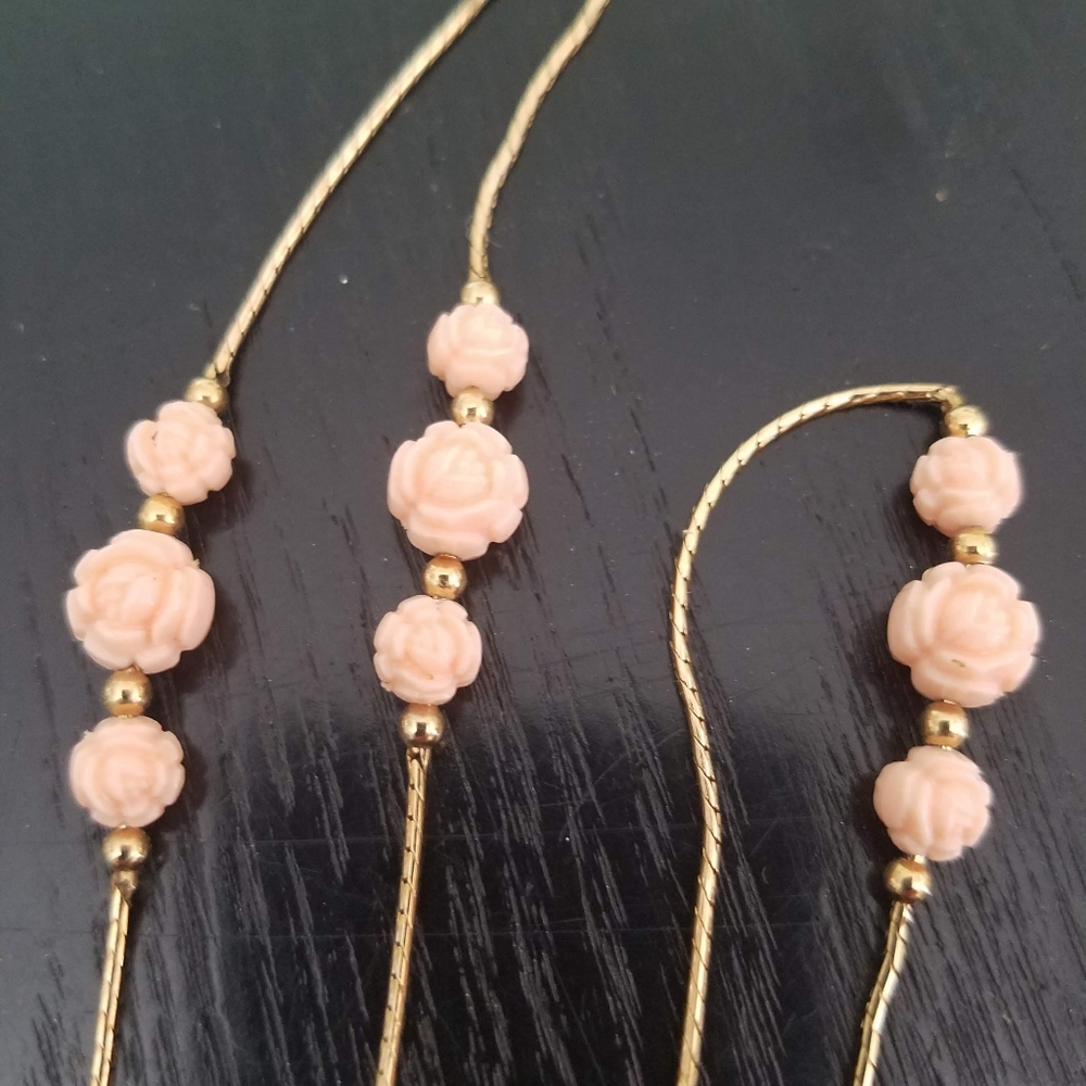 Gold necklace with Coral beads.